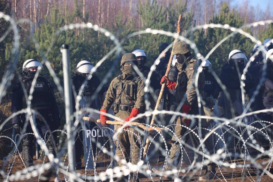 El primer ministro polaco fue más allá y acusó al presidente ruso, Vladimir Putin, de orquestar la crisis migratoria en la frontera entre Polonia y Bielorrusia, donde miles de migrantes están atrapados en el frío.