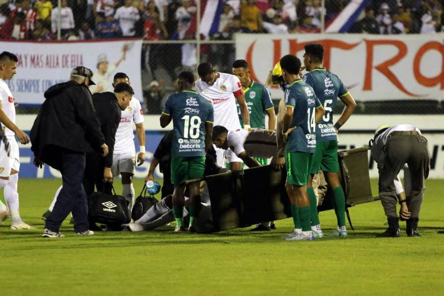 Jugadores de Olimpia y Marathón se preocupan por el colombiano Yustin Arboleda, quien se lesionó a los 22 minutos del partido.