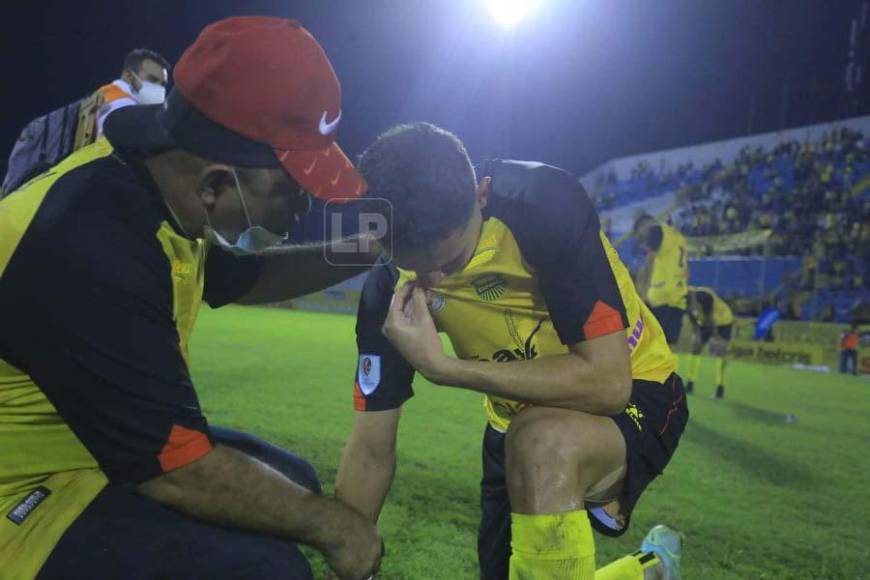 El volante Benavídez derramó lágrimas en el césped del estadio Morazán.