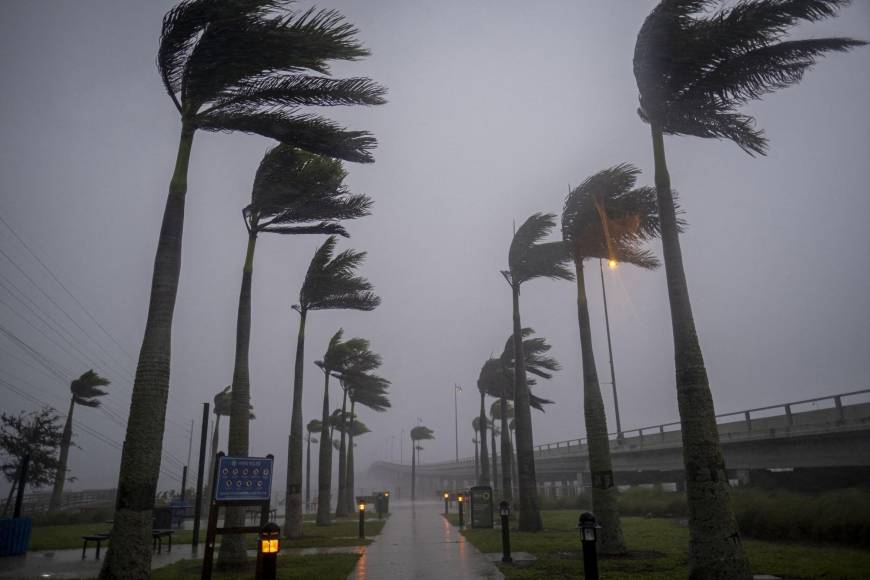 “Ian causará marejadas ciclónicas catastróficas, vientos e inundaciones en la península de florida pronto”, alertó el Centro Nacional de Huracanes (NHC) de EE.UU. en su boletín de las 11 de la mañana (15.00 GMT)