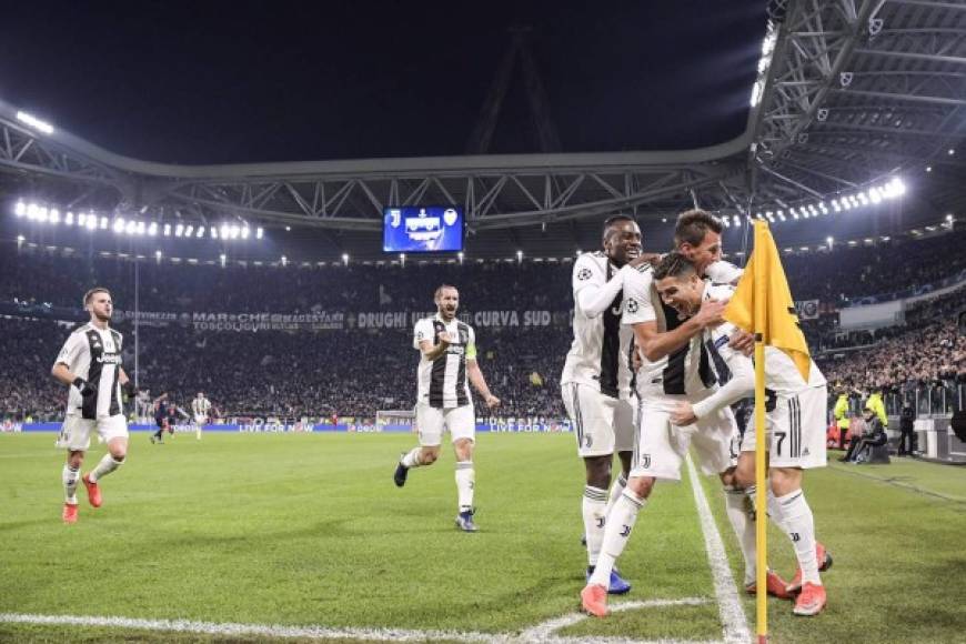 La celebración de los jugadores de la Juventus tras el gol de Mario Mandzukic.