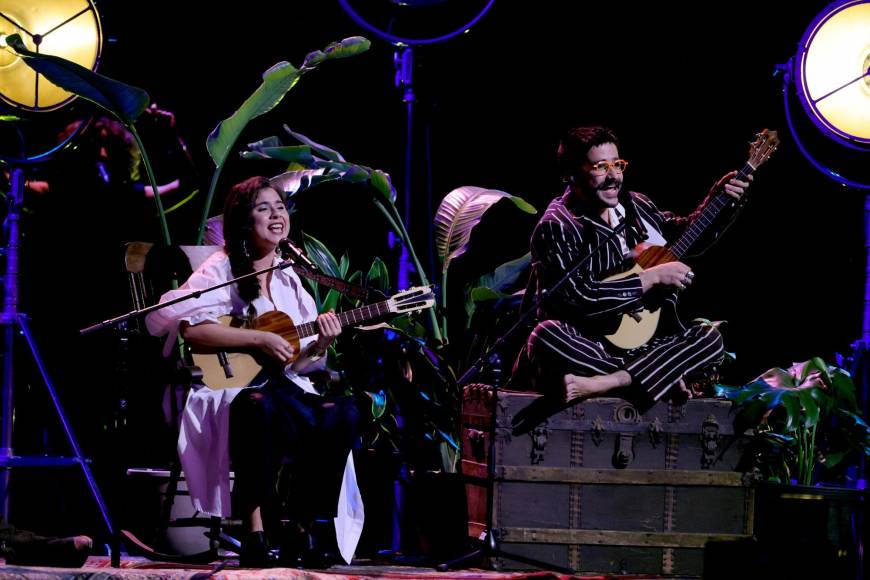 Silvana Estrada y Camilo se unieron a Nicole Zignago y Carlos Vives en la canción “Baloncito viejo”.