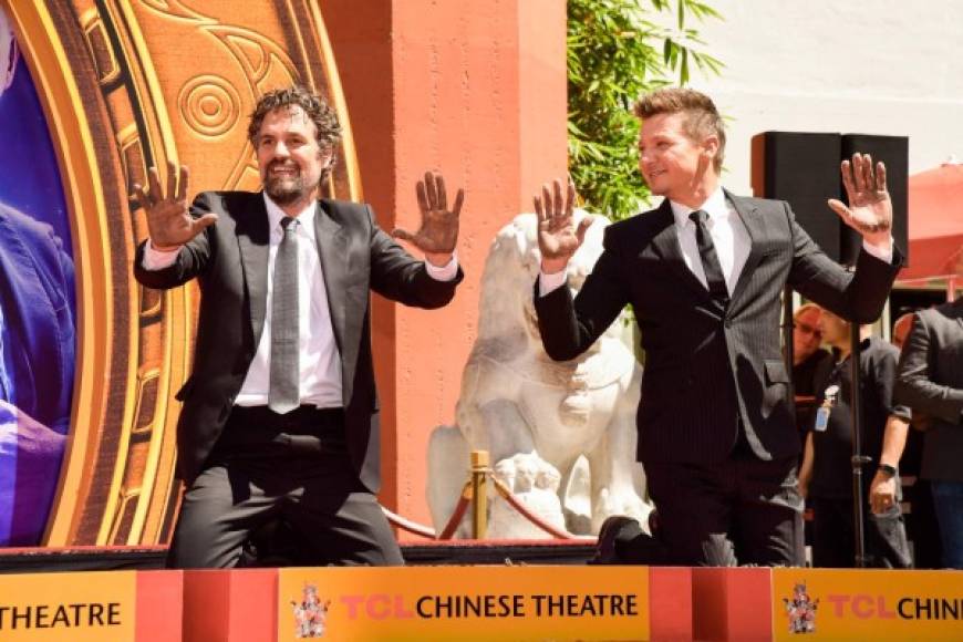 Los actores Mark Ruffalo y Jeremy Renner posan después de plasmar su manos en cemento fresco en el Teatro Chino TLC de Hollywood.