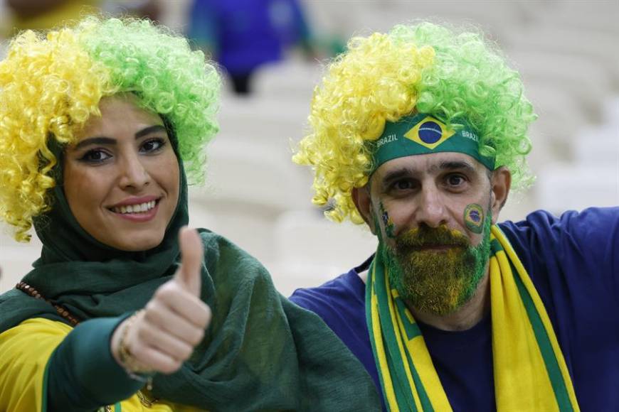 Los aficionados brasileños portaron varias vestimenta en la previa del encuentro.
