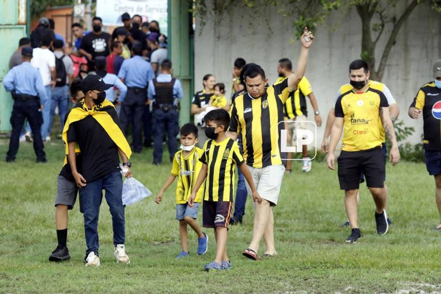 Muchos niños llegaron al estadio Rubén Deras para apoyar a la Máquina del Real España.