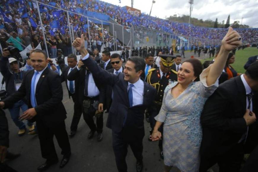 El presidente Juan Orlando Hernández junto a su esposa Ana García.