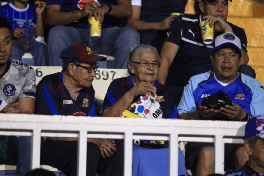 Aficionados longevos apoyando a su amado Motagua.