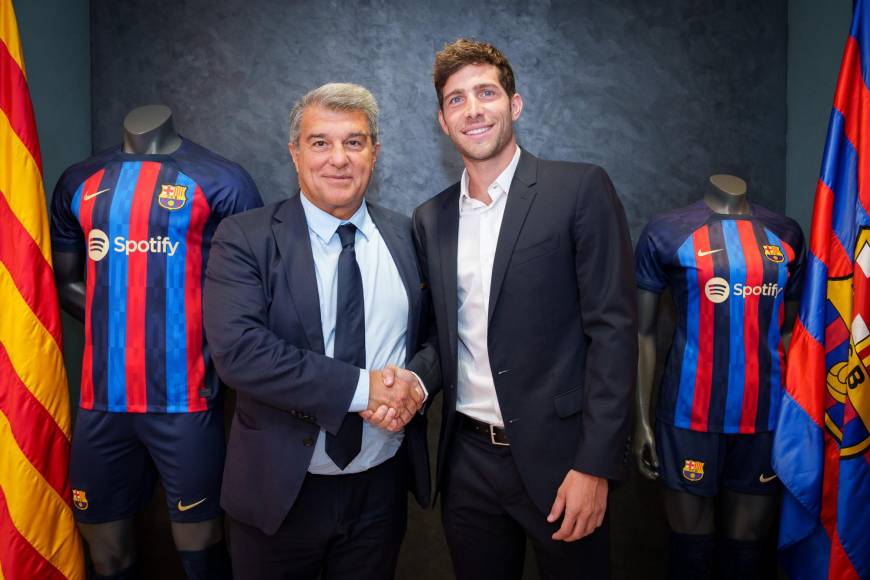 Sergi Roberto ha firmado su renovación con el Barcelona hasta 2023. El jugador catalán, de 30 años, concluía su vínculo el próximo mes de junio y lo ha ampliado una temporada más. El futbolista ha acudido a las oficinas del Camp Nou para rubricar el nuevo entente con una rebaja considerable de su ficha. “Estoy muy contento”, ha asegurado al salir.