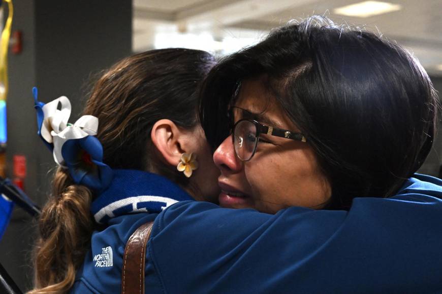 Durante horas, activistas y familiares de los 222 presos políticos nicaragüenses expulsados esperaron esta mañana en el aeropuerto internacional de Dulles, cerca de Washington, para encontrarse con ellos.