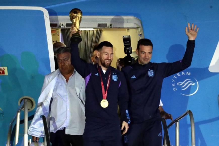 Messi, Scaloni y el presidente de la Asociación del Fútbol Argentino (AFA), Claudio Tapia, fueron los primeros en descender de la aeronave y, poco a poco, fueron bajando el resto de integrantes de la ‘Scaloneta’.
