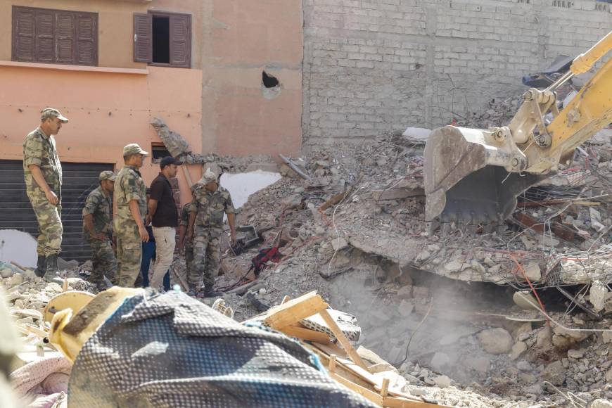 Efectivos del ejército buscan supervivientes entre los escombros de edificios derruidos en la población de Amizmiz, situada a unos 30 kilómetros del epicentro del terremoto, en las faldas del Atlas. 
