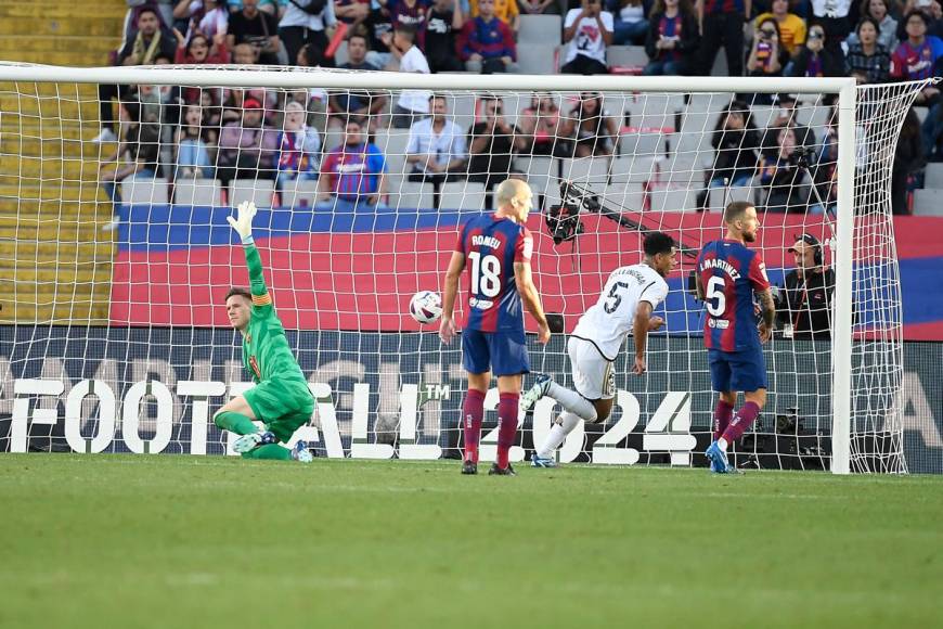 Jude Bellingham corriendo a celebrar su segundo gol contra el Barcelona mientras Ter Stegen pide fuera de juego que no era del jugador inglés del Real Madrid.