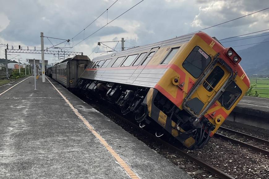 La Administración de Ferrocarriles de Taiwán (TRA) detalló que un tren descarriló en la estación de Dongli, en Hualien, después de que fuera golpeado por el hormigón de una marquesina que se desprendió durante el terremoto. Los pasajeros fueron evacuados y no hubo heridos, según la misma fuente.