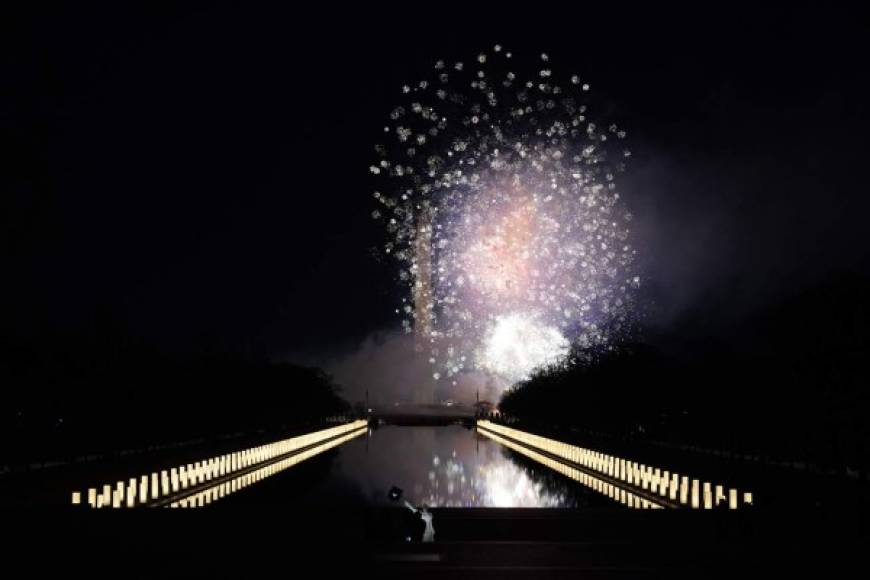 Como lo había hecho al mediodía en su discurso inaugural, el jefe de Estado llamó a la 'unidad' entre los estadounidenses.<br/><br/>