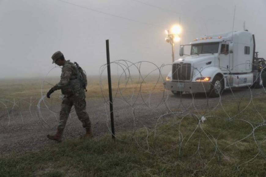 Trump se refirió a las cerca de 6,000 personas que conforman estas caravanas, principalmente mujeres y niños, como 'gente muy dura', tachó de 'invasión' su deseo de entrar al país e invitó a sus soldados a contraatacar en caso de ser atacados con piedras, las cuales, dijo, deberían ser consideradas como si se tratara de un 'rifle'.