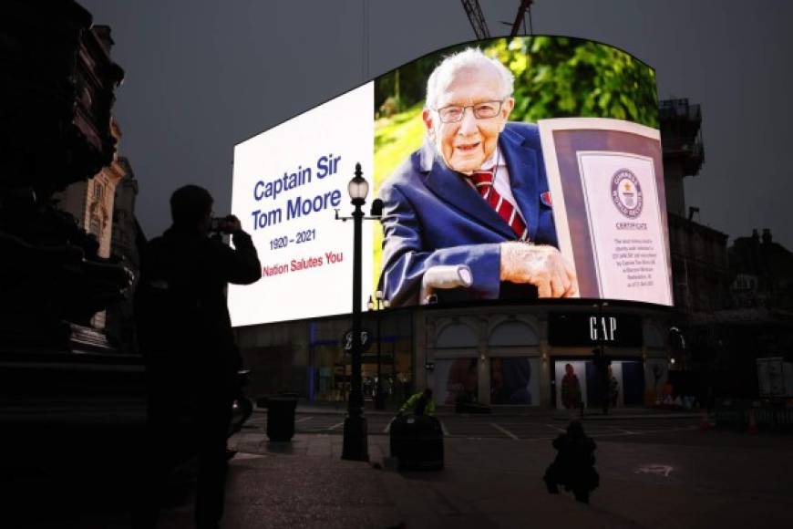 El capitán Tom Moore, exveterano de guerra que a los 100 años se convirtió en héroe del primer confinamiento en el Reino Unido al recaudar más de 30 millones de libras para el servicio de salud, murió el martes víctima del covid-19.