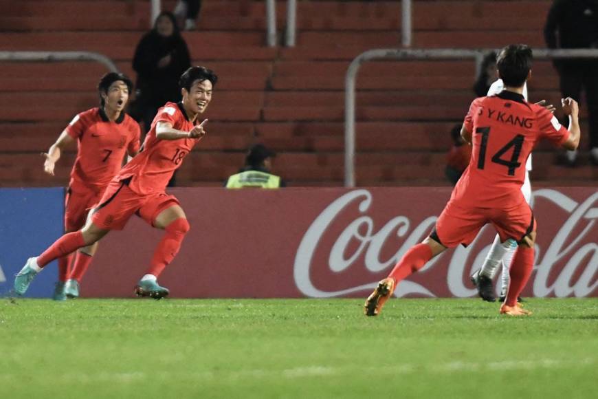 Seungho Park corriendo a celebrar su gol para el empate de Corea del Sur 2-2 ante Honduras.
