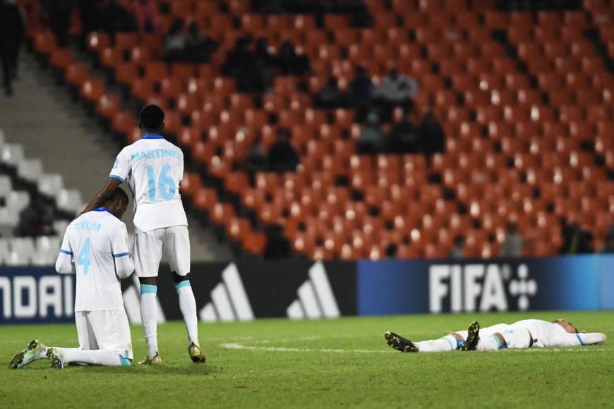 Los jugadores de la Sub-20 de Honduras se lamentan tras el final del partido.