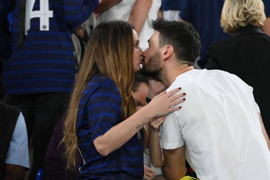 El portero francés Hugo Lloris besando a su esposa Marine al final del partido.