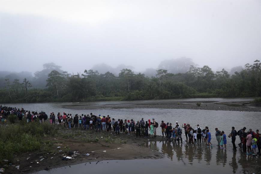 Los migrantes relatan que los viajeros pierden la vida por caídas o heridas, porque simplemente no pueden seguir por estar enfermos o débiles, ahogados en ríos crecidos, o a manos de delincuentes.