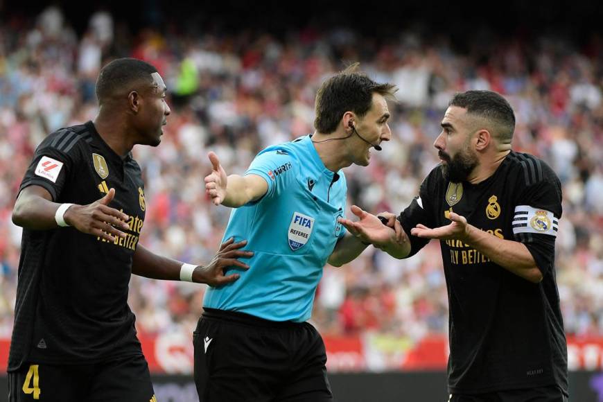 Dani Carvajal y David Alaba le reclaman al árbitro Ricardo de Burgos Bengoetxea tras anular un gol de Jude Bellingham.