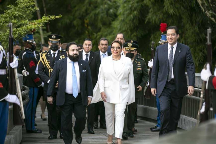 “Al dar inicio al mes de la Patria, reafirmó mi compromiso por la democracia y por el pueblo, por este pueblo que lucha por su verdadera independencia”, proclamó la presidenta. 