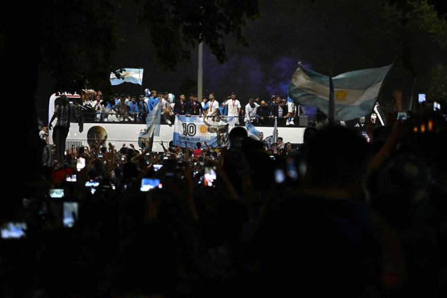 Numerosos seguidores esperaban a la selección desde varias horas antes y, sin duda, acompañarán también este martes la caravana de traslado de los deportistas hacia la capital argentina.