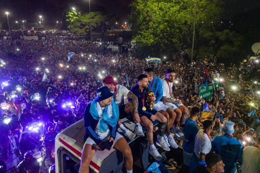 Los jugadores argentinos gozaron con el recibimiento que les dio la afición en Buenos Aires.