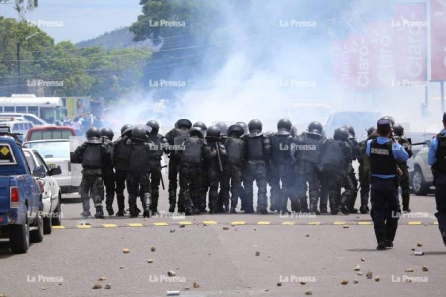 Miles de manifestantes chocaron con elementos de la Policía en las afueras del aeropuerto Toncontín.