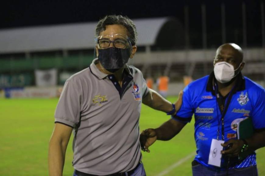 Salomón Nazar saludando a Nicolás Suazo, asistente de Jhon Jairo López en el Platense.