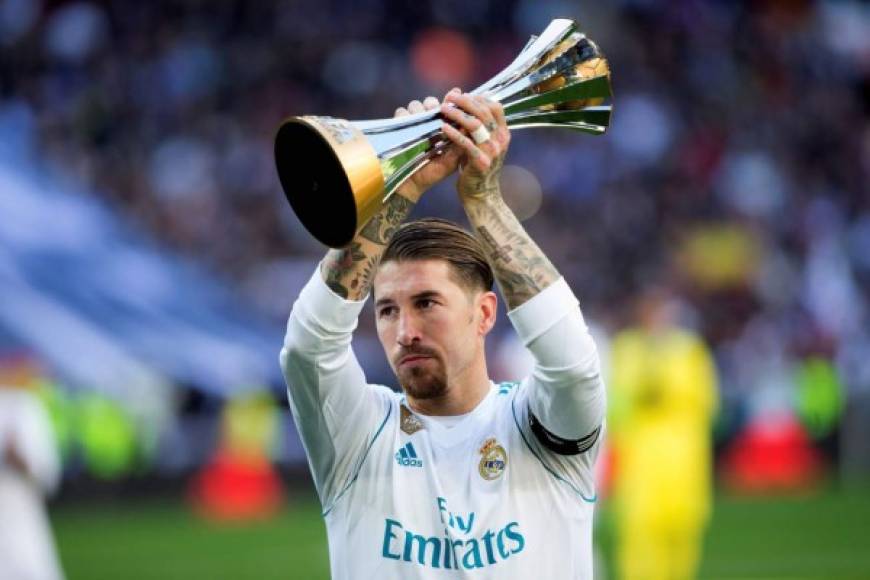 No hubo pasillo, pero Sergio Ramos mostró el trofeo que conquistó el Real Madrid en el Mundial de Clubes.