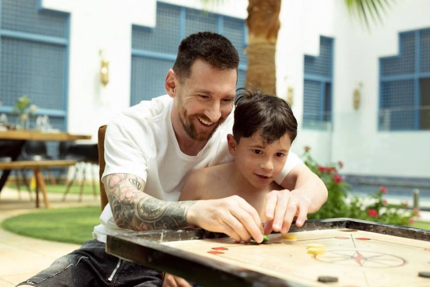 Messi y su hijo Mateo divirtiéndose en Arabia Saudita.