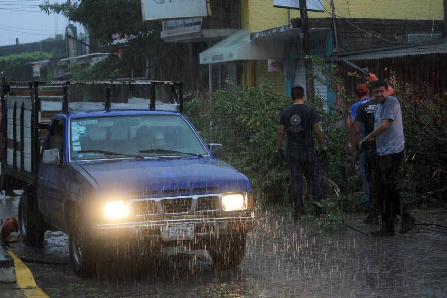 En Sayulita, en Nayarit, algunos sectores resultaron afectados por la crecida de un arroyo, que dejó enterradas viviendas. En cuanto el clima lo permitió, los pobladores intentaban rescatar sus pertenencias del fango.