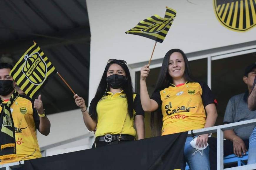 Seguidoras del Real España en el sector de palco.