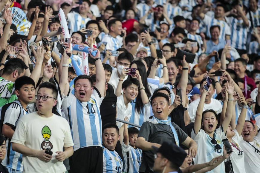 El Estadio de los Trabajadores de Pekín vivió una fiesta deportiva con el amistoso que disputaron los campeones del mundo.