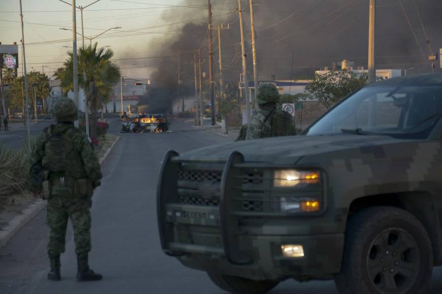 El poblado, ubicado a unos 20 kilómetros al noroeste de Culiacán, capital del estado, vive los estragos del operativo del pasado jueves, en el que agentes del Ejército y de la Guardia Nacional capturaron al capo mexicano.