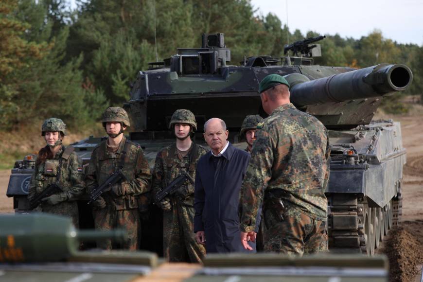 El canciller alemán, Olaf Scholz, anunció el miércoles que entregará a Ucrania 14 <b>tanques</b> Leopard 2A6 procedentes de las reservas de su ejército y al mismo tiempo permitirá a los países europeos que lo deseen suministrar a Kiev los blindados que tienen, tal como venía exigiendo Polonia.