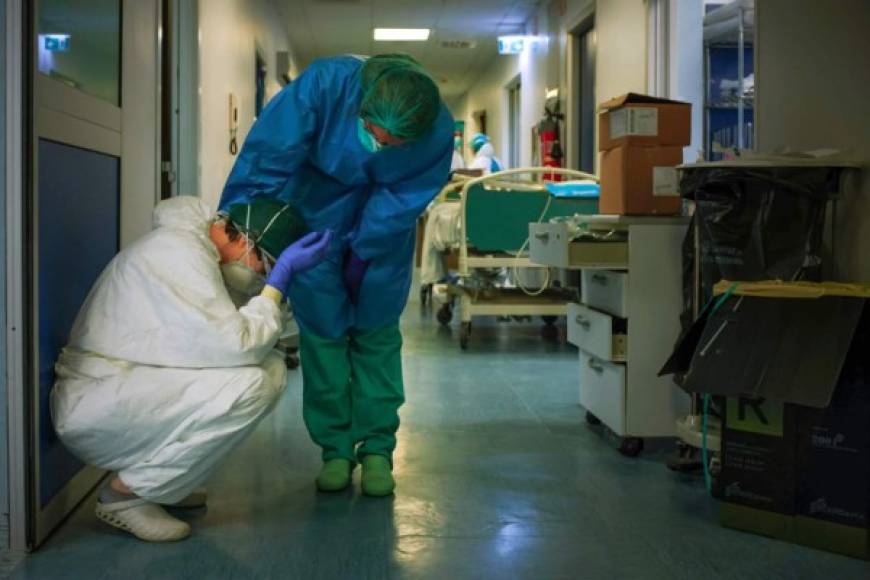 Este sábado Italia cumplió un mes desde la detección del coronavirus en el país; hoy el número de fallecidos fue de 4,825. Una enfermera trata de dar ánimo un colega en un hospital de Italia.