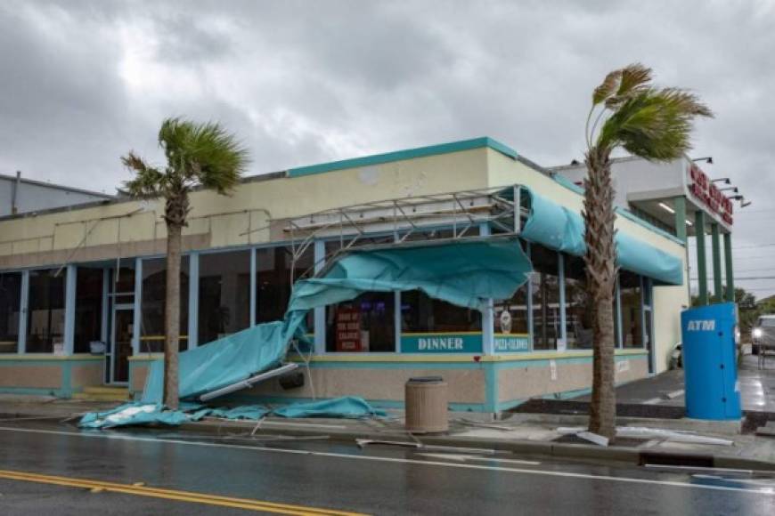 La fuerza del viento rompió ventanas y arrancó árboles de raíz y muchas calles permanecían bloqueadas por troncos y ramas.