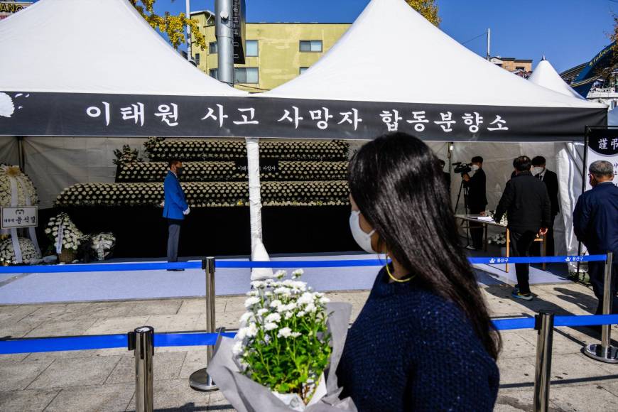 En un memorial improvisado junto a una estación subterránea en el popular distrito de Itaewon, donde ocurrió la tragedia, la gente se detuvo para orar y dejar flores.