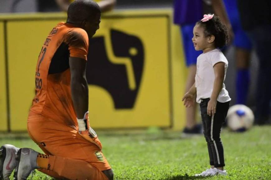 Tierna foto. Luis 'Buba' López, portero del Real España, celebró la victoria del equipo con su hija en la cancha del Morazán. Foto Yoseph Amaya