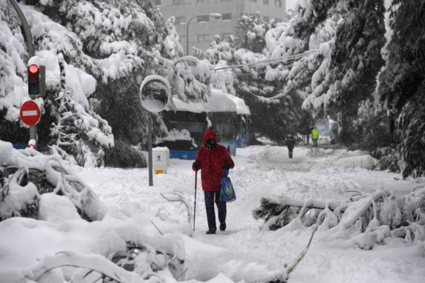 En la capital, que no había conocido semejante nevada desde 1971, se vieron esquiadores en la célebre plaza de la Puerta del Sol e incluso a un hombre en un trineo tirado por cinco perros.<br/><br/>'La situación es de extrema gravedad' en Madrid, advirtió el alcalde José Luis Martínez-Almeida en Twitter, e instó a los habitantes a no salir de sus casas.