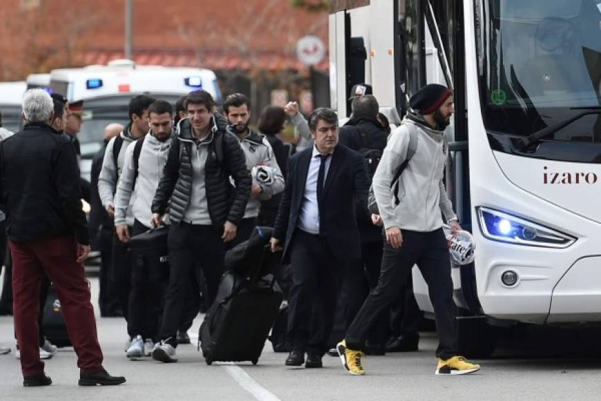 La llegada del autobús del Real Madrid se produjo sin ningún contratiempo, ya que lo hizo por la parte sur y no en la entrada principal, donde están situadas ocho furgonetas de los Mossos d'Escuadra custodiando la entrada principal del hotel.