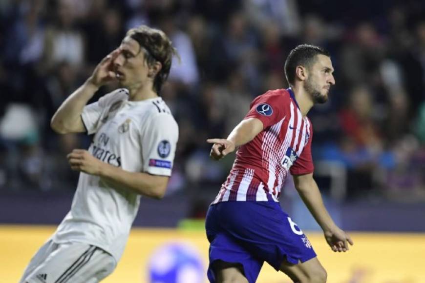 Luka Modric se lamenta mientras Koke celebra su gol.