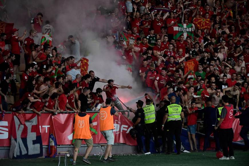 En la celebración del gol de Lucas Torró, una valla donde estaba ubicada la afición del Osasuna se vinó abajo y una bengala provocó un pequeño incendio.