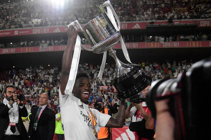 Vinicius celebrando con el trofeo de la Copa del Rey.