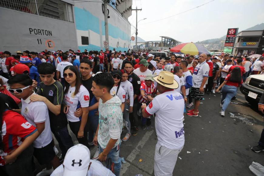 En el estadio Nacional Chelato Uclés se vivió una espectacular fiesta deportiva. Las filas fueron enormes en las calles de Tegucigalpa.