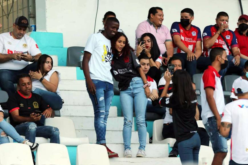 Boniek García no jugó en este partido y se tomó varias fotos con aficionadas en el estadio Nacional Chelato Uclés.