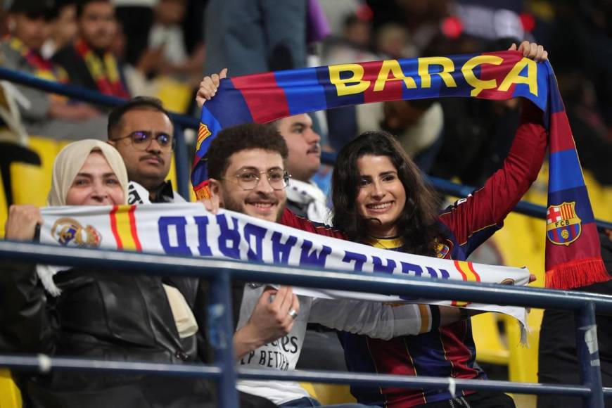 Los aficionados árabes disfrutaron de la final de la Supercopa de España entre Real Madrid y Barcelona.