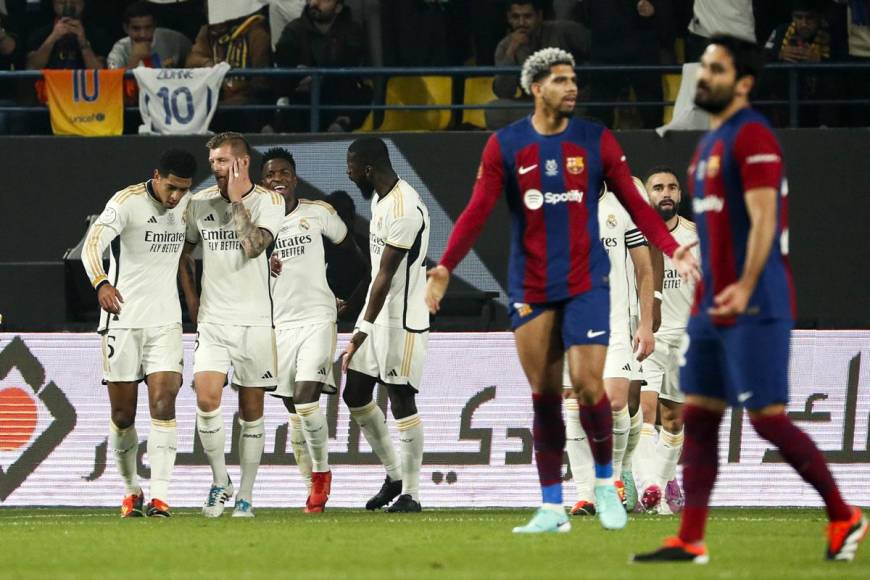 Jugadores del Real Madrid celebrando el segundo gol de Vinicius para el 2-0 del Real Madrid, ante el lamento de Ronald Araújo e İlkay Gündogan.